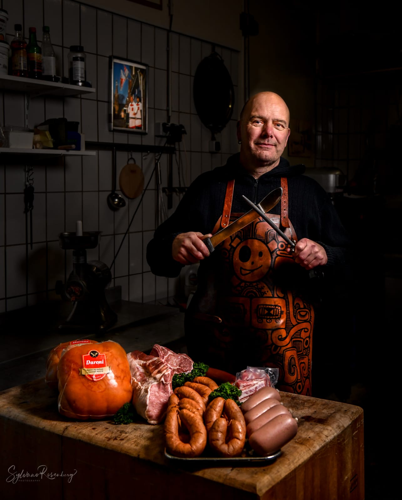 Ambachtelijke slager Cees aan het werk